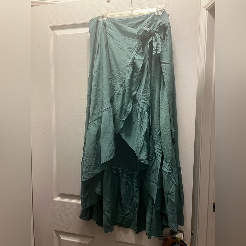 High low Lulu’s skirt